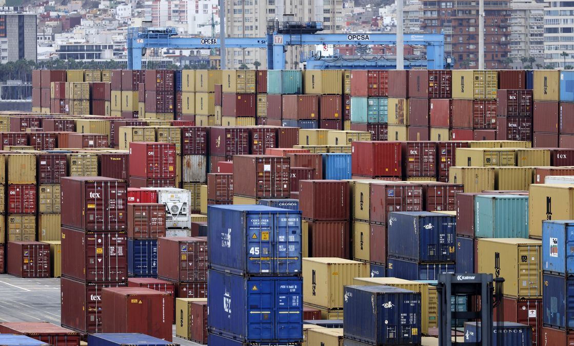 Instabile Lieferketten in der Pandemie: Schiffscontainer stapeln sich im Hafen von Las Palmas 