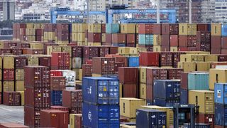 Instabile Lieferketten in der Pandemie: Schiffscontainer stapeln sich im Hafen von Las Palmas 