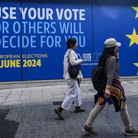 Zwei Passanten gehen vor dem Besucherzentrum "Europa Experience" in Dublin spazieren, das für die Wahl zum Europäischen Parlament wirbt.