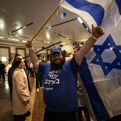 Feiernde Anhänger der rechts-religiösen Partei Otzma Yehudit