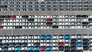 Luftaufnahme von BYD-Fahrzeugen im Hafen von Lianyungang in der ostchinesischen Provinz Jiangsu.