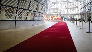 Ein roter Teppich führt durch einen großen Raum