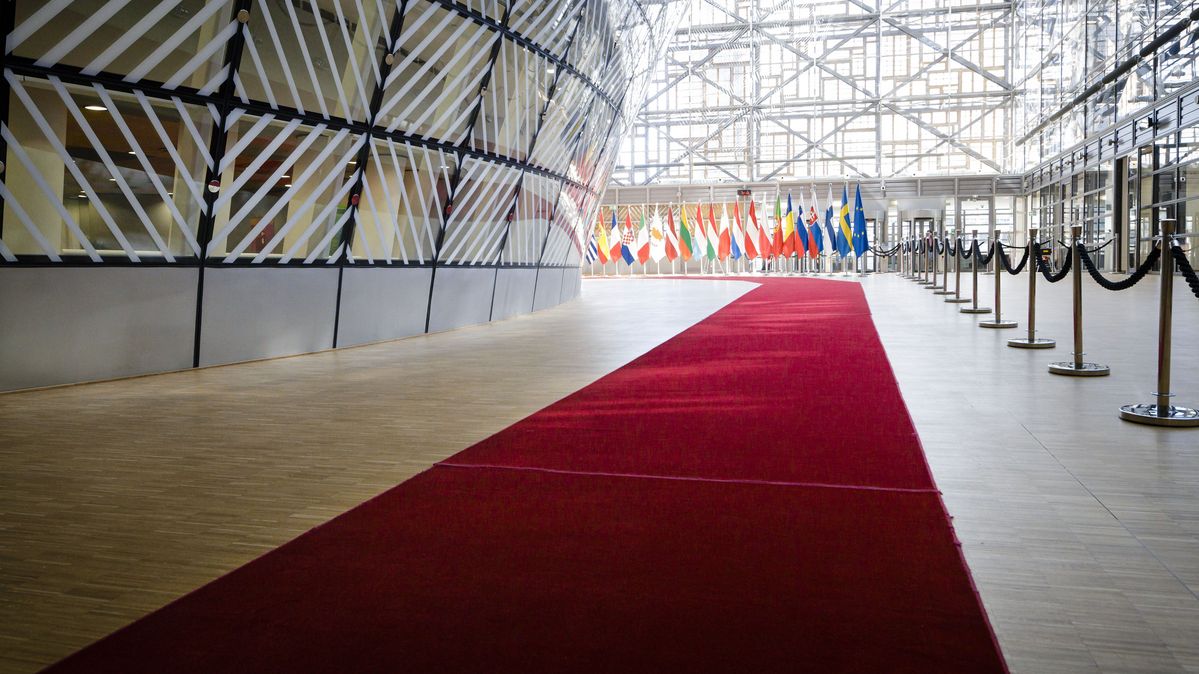 Ein roter Teppich führt durch einen großen Raum