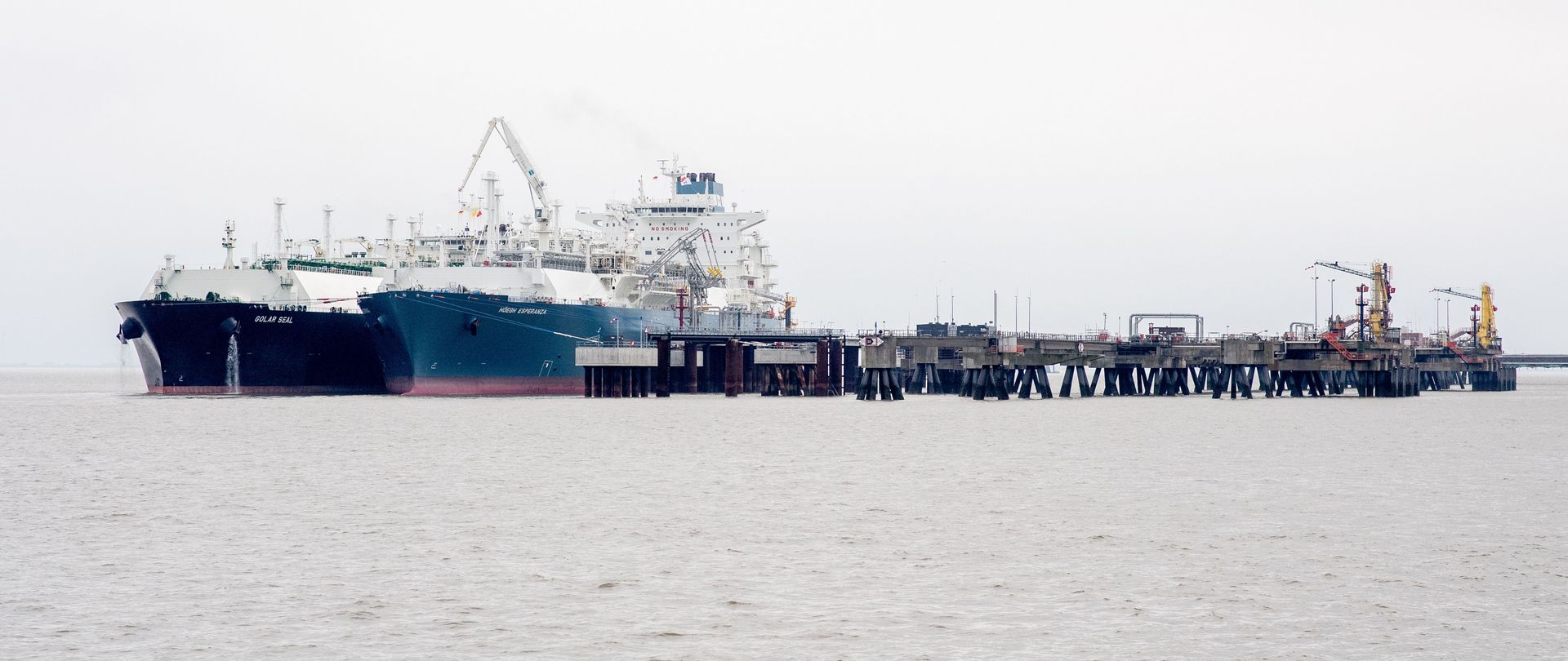 Zwei Schiffe liegen an einem Anleger in der Nordseebucht Jadebusen