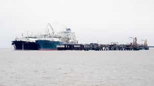 Zwei Schiffe liegen an einem Anleger in der Nordseebucht Jadebusen