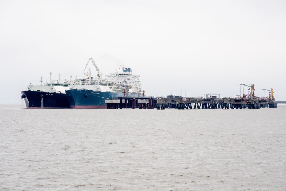Zwei Schiffe liegen an einem Anleger in der Nordseebucht Jadebusen