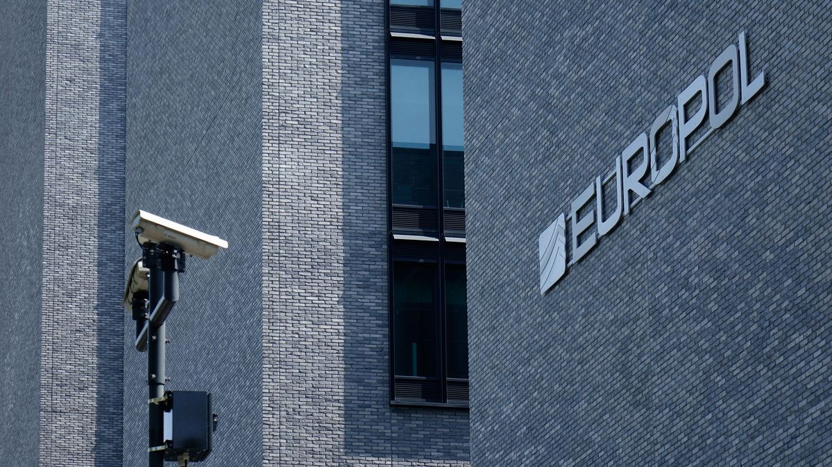 Das Logo von Europol auf einer Hauswand, daneben eine Überwachungskamera