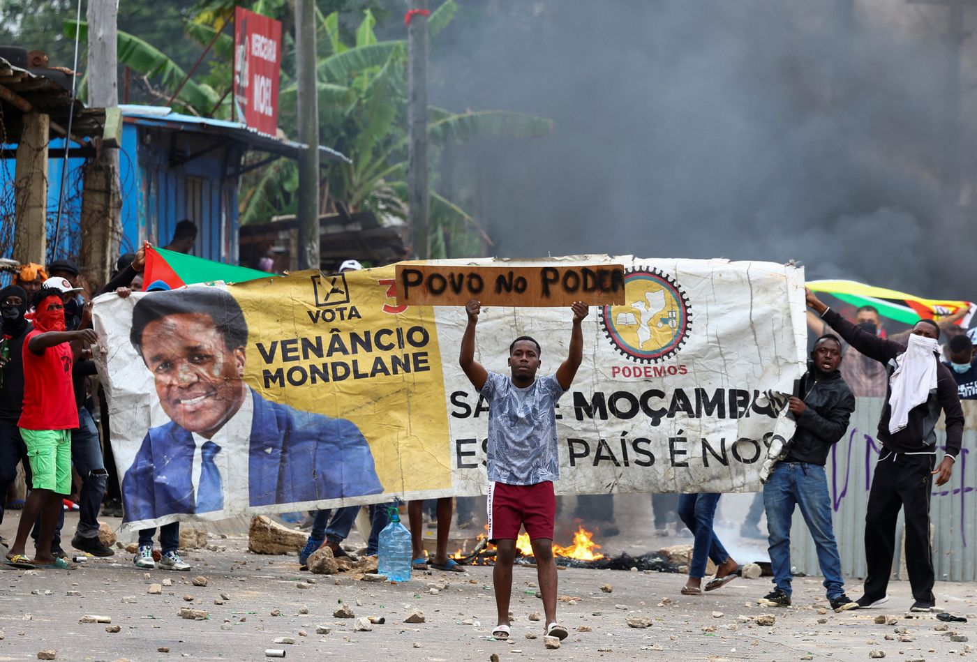 Demonstranten halten ein Transparent mit dem Gesicht von Venâncio Mondlane, dem unabhängigen Präsidentschaftskandidaten von Mosambik, während eines „nationalen Shutdowns“ gegen das Wahlergebnis in Maputo, Mosambik, am 7. November 2024.