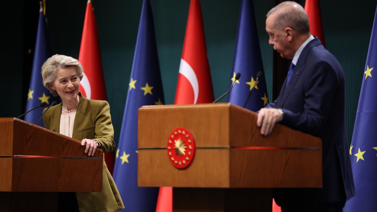 The President of the European Commission, von der Leyen, and the Turkish President Erdogan talk to the press.