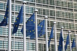 Flaggen vor dem Gebäude der EU-Kommission; Quelle: Thinkstock