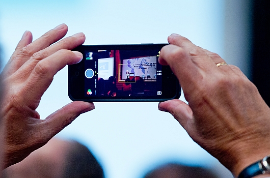 Ein Teilnehmer der Botschafterkonferenz 2014 richtet die Kamera seines Smartphones auf Bundesaußenminister Frank-Walter Steinmeier. © dpa Ein Teilnehmer der Botschafterkonferenz 2014 richtet die Kamera seines Smartphones auf Bundesaußenminister Frank-Walter Steinmeier. © dpa