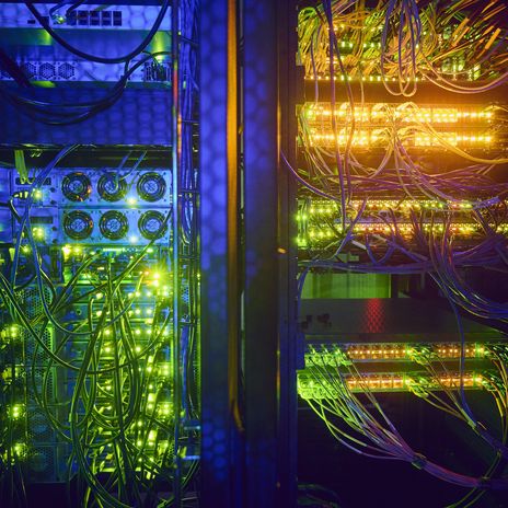 Blick in einen verkabelten Serverschrank