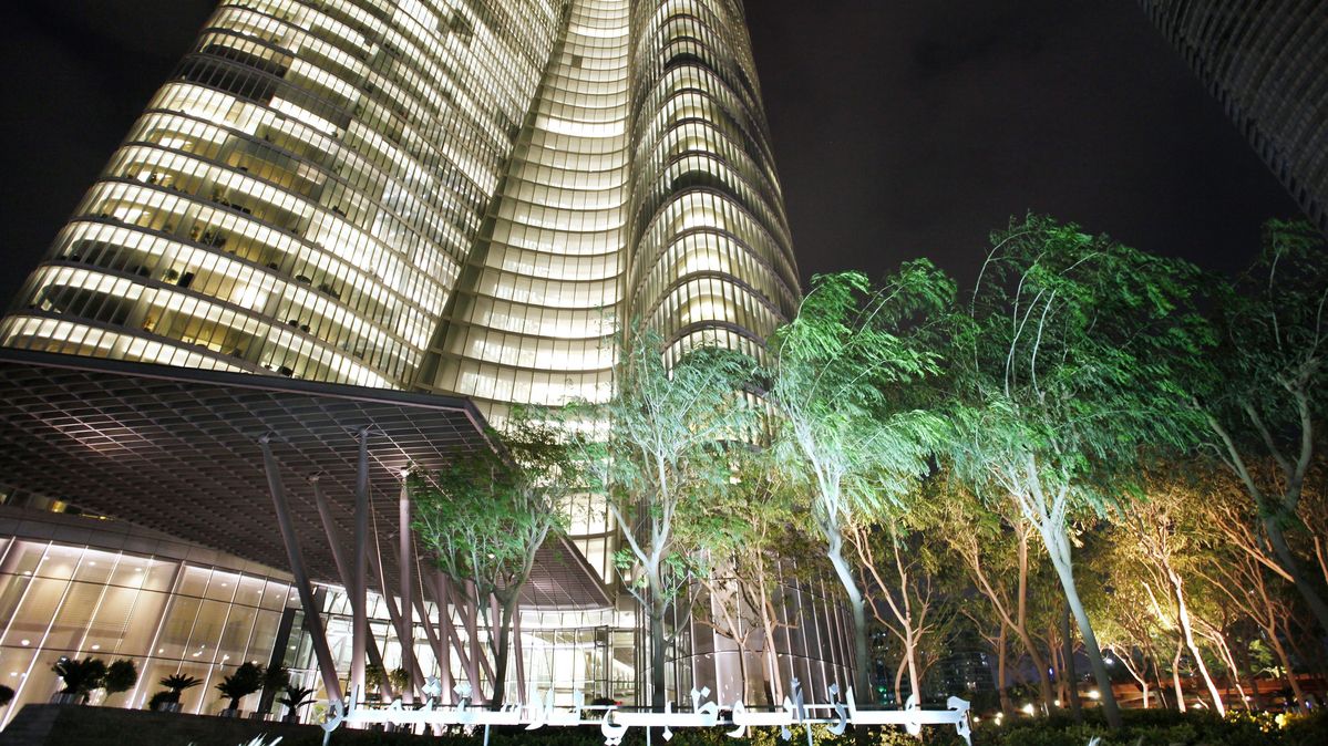 Gebäude der Abu Dhabi Investment Authority (ADIA) in Dubai Ein hohes Gebäude mit erleuchteten Fenstern