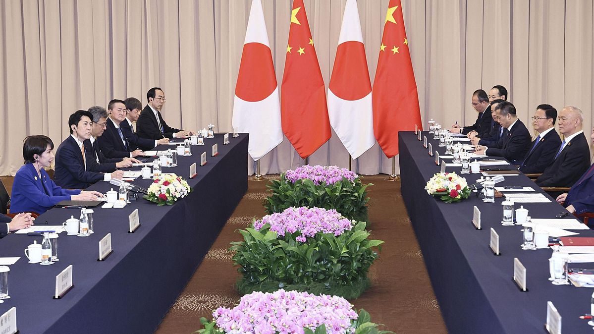 Die japanische Premierministerin Sanae Takaichi im Gespräch mit dem chinesischen Präsidenten Xi Jinping am 31. Oktober 2025 in Südkorea Ein Tisch, an dem links und rechts eine Reihe Politiker:innen sitzt